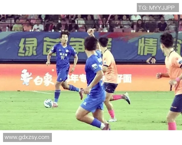 昔日足球明星重聚绿茵场再战青春岁月共谱传奇球队新篇章